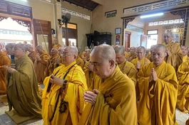 Chư Tăng niêm hương bạch Phật, đảnh lễ Tam bảo tại chánh điện chùa Long Phước