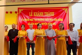 Cắt băng khánh thành phòng học cho học sinh Trường Tiểu học Tân Hồng, xã Tân Duyệt