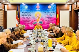 Chư tôn đức Ban Thường trực Hội đồng Trị sự họp tại chùa Quán Sứ - Ảnh: T.M.Q