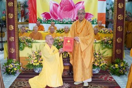 Thượng tọa Thích Quảng Lộc, Trưởng ban Trị sự Phật giáo tỉnh trao quyết định bổ nhiệm đến Đại đức tân trụ trì