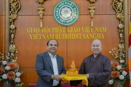 Thượng tọa Thích Đức Thiện trao tặng tôn tượng Đức Phật đản sinh đến ông Mahesh Premathilake