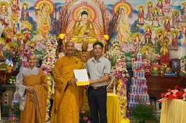 Ông Quàng Văn Trường, Phó chủ tịch UBND xã Nà Tấu trao quyết định thành lập điểm sinh hoạt tôn giáo tập trung Linh Phước cho đại diện Ban Trị sự tỉnh Điện Biên