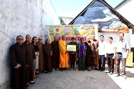 Phân ban Phật tử dân tộc T.Ư trao kinh phí xây nhà đến gia đình bà Phạm Thị Bình tại TT.Vân Canh, H.Vân Canh