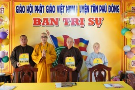 Thượng tọa Thích Quảng Lộc trao quyết định đến các thành viên đại diện liên xã: Tân Phú Đông, Tân Thới