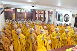 Thành kính đảnh lễ Giác linh Đức Đệ tam Pháp chủ GHPGVN theo truyền thống, tại tổ đình Viên Minh