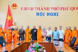 Đoàn Ban Trị sự GHPGVN tỉnh tặng quà tri ân lãnh đạo UBND TP.Phú Quốc