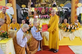 Hòa thượng Thích Tỉnh Cường trao quyết định đến Sư cô tân trụ trì