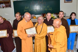 Chư tôn đức hoan hỷ chia tay trước ngày dừng hoạt động Ban Trị sự cấp huyện