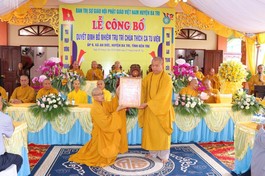 Thượng tọa Thích Trí Thọ trao quyết định chính thức bổ nhiệm trụ trì Thích Ca tu viện đến Đại đức Thích Trung Sang