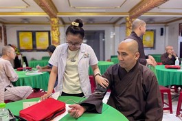 Đo huyết áp cho chư Tăng tại trường hạ Hưng Phước - Ảnh: Lâm Huy