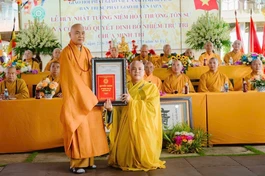 Hòa thượng Thích Từ Vân trao quyết định bổ nhiệm trụ trì chùa Minh Trí đến Đại đức Thích Trung Thiện