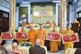 Chư vị Hòa thượng trao khánh vàng tri ân chư tôn đức Tăng Ni đã tích cực đóng góp xây dựng và phát triển TP.Vũng Tàu