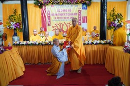Thượng tọa Thích Quảng Lộc trao quyết định bổ nhiệm trụ trì chùa Vạn Phước đến Ni sư Thích nữ Huệ Châu