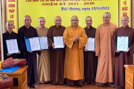Thượng tọa Thích Thanh Vân trao quyết định công cử đại diện liên hệ công tác của Ban Trị sự GHPGVN tỉnh Hải Dương, nhiệm kỳ 2022-2027 phụ trách các xã phường (mới) 
