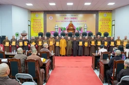 17 vị Trưởng ban Đại diện Phật giáo phường, xã nhận quyết định do Hòa thượng Thích Bảo Nghiêm trao