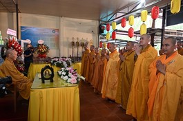 Đại diện chư Tăng Ni hành giả dâng lời thỉnh cầu Hòa thượng khai giảng Vô thượng Đại thừa pháp bảo