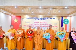 Chư tôn đức đại diện 7 Ban Trị sự GHPGVN huyện, thành phố thuộc GHPGVN tỉnh nhận hoa tri ân