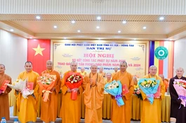 Chư tôn đức đại diện 7 Ban Trị sự GHPGVN huyện, thành phố thuộc GHPGVN tỉnh nhận hoa tri ân