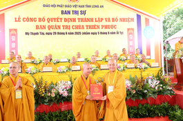 Hòa thượng Thích Minh Thiện trao quyết định bổ nhiệm trụ trì chùa Thiên Phước