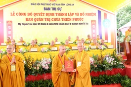 Hòa thượng Thích Minh Thiện trao quyết định bổ nhiệm trụ trì chùa Thiên Phước