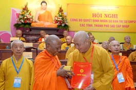 Hòa thượng Thích Huệ Thông, Phó Chủ tịch Hội đồng Trị sự trao quyết định đến Hòa thượng Thạch Sok Xane, Trưởng ban Trị sự GHPGVN tỉnh Vĩnh Long (mới) - Ảnh: Bảo Toàn/BGN