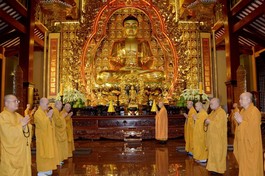 Chư Tăng cử hành khóa lễ tại chánh điện Việt Nam Quốc Tự - Ảnh: Bảo Toàn/BGN