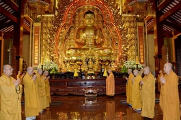 Chư Tăng cử hành khóa lễ tại chánh điện Việt Nam Quốc Tự - Ảnh: Bảo Toàn/BGN