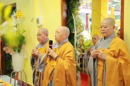 Chư Ni Phân ban Ni giới T.Ư, TP.HCM thành kính dâng hương tưởng niệm Ni trưởng Thích nữ Như Tâm