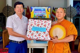 Ông Nguyễn Cao Cường trao quà đến chư Tăng trường hạ chùa Tam Bảo đến Đại đức Thích Pháp Hiếu