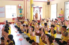 Thanh thiếu niên tham gia khóa tu mùa hè “Xứ sở sen hồng” với chủ đề Đi tìm hạnh phúc