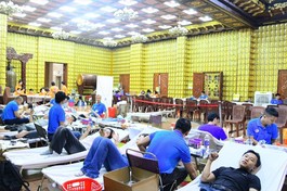 Tình nguyện viên hiến máu tại chùa Giác Ngộ - Ảnh: Quang Tròn