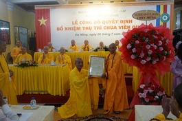 Hòa thượng Thích Từ Nghiêm trao quyết định bổ nhiệm Đại đức Thích Thông Tuệ làm trụ trì chùa Viên Quang