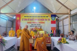 Thượng tọa Thích Tâm Khiết trao con dấu đến Đại đức tân trụ trì lưu giữ