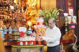 Ông Sandeep Arya, Đại sứ Đặc mệnh toàn quyền Ấn Độ tại Việt Nam đến chùa Quán Sứ dâng hương