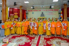 Trưởng lão Hòa thượng Thích Thiện Pháp trao quyết định và chúc mừng chư tôn đức Ban Trị sự TP.Cần Thơ