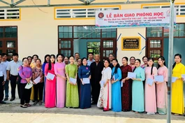 Các thầy cô Trường Tiểu học Long Thắng 1 trong niềm vui khánh thành phòng học cho học sinh