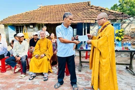 Thượng tọa Thích Hạnh Huệ đại diện Ban Trị sự GHPGVN tỉnh Khánh Hòa trao kinh phí xây dựng đến gia đình ông Quảng Xin