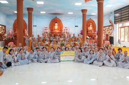 Đoàn Phân ban Ni giới TP.HCM chụp ảnh lưu niệm tại trường hạ chùa Di Đà