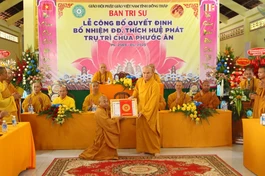 Thượng tọa Thích Tĩnh Triệt trao uyết định bổ nhiệm trụ trì chùa Phước Ân đến Đại đức Thích Huệ Phát