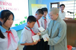 Sư cô Thích nữ Tường Chơn trao quà đến các em học sinh
