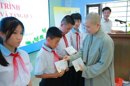 Sư cô Thích nữ Tường Chơn trao quà đến các em học sinh