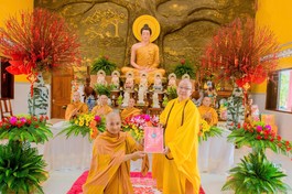 Thượng tọa Thích Quảng Thới trao quyết định đến Đại đức Thích Minh Niệm