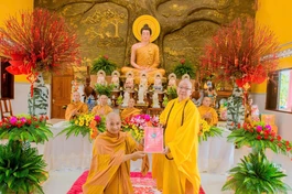 Thượng tọa Thích Quảng Thới trao quyết định đến Đại đức Thích Minh Niệm