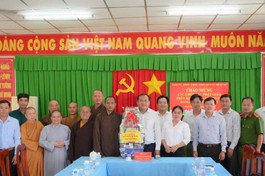 Chư tôn đức các tự viện thăm lãnh đạo Đảng ủy, HĐND, UBND, UBMTTQVN xã Thuận Mỹ