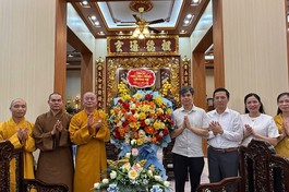  Ông Nguyễn Văn Chiến đến thăm và chúc mừng trường hạ chùa Thánh Long