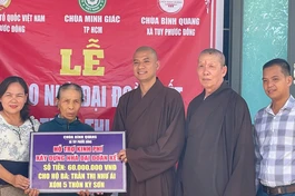 Đại diện chùa Minh Giác và Bình Quang trao bảng ủng hộ kinh phí xây nhà cho bà Trần Thị Như Ái
