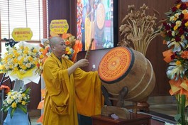 Thượng tọa Thích Minh Tín, Hiệu trưởng Trường Trung cấp Phật học Hà Nội đã đánh ba hồi trống khai giảng năm học mới