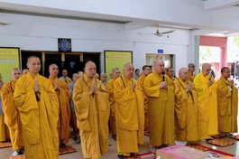 Thượng tọa Thích Tĩnh Triệt tác bạch cúng dường tại trường hạ thiền viện Quảng Đức