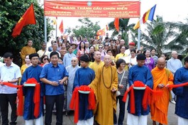 Cắt băng khánh thành cầu bê-tông Chơn Hiển tại xã Vĩnh Bình