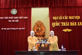Hòa thượng Thích Quảng Tùng trao tịnh tài trợ duyên Tăng Ni sinh Học viện trong mùa An cư kiết hạ